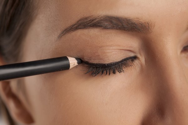 15 Rekomendasi Eyeliner Pensil yang Mudah Digunakan untuk Pemula dan Tahan Lama (2023)