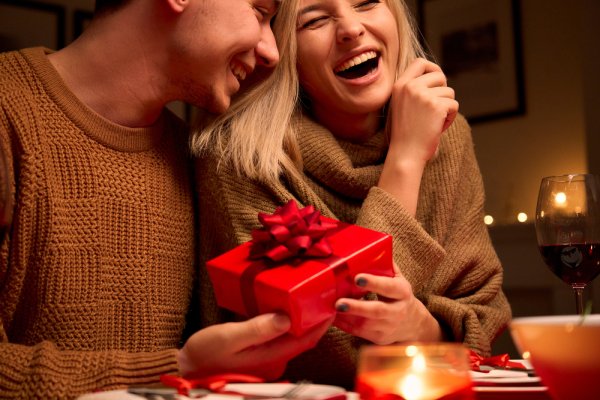 Top 10 món quà Valentine độc đáo tạo bất ngờ và tiếng cười cho bạn gái, người yêu (năm 2023)