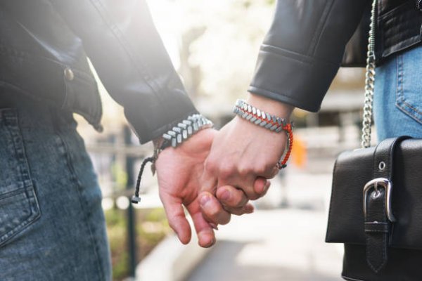 Destinasi Cinta dengan 15 Rekomendasi Gelang Couple Unik untuk Takdir yang Saling Melengkapi