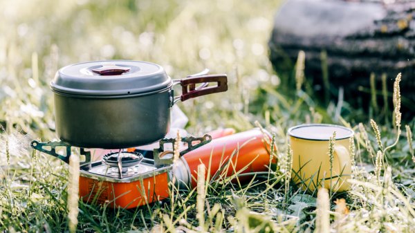 10 Rekomendasi Kompor Gas Portable untuk Menemani Camping Menjadi Lebih Praktis (2023)