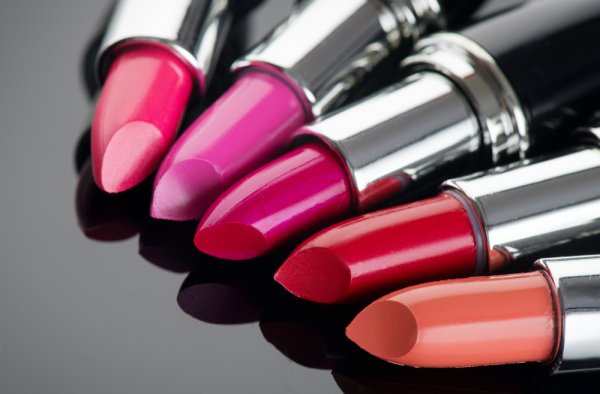 15 Rekomendasi Lipstik Pilihan untuk Membuat Bibir Hitam Menawan (2023)	
