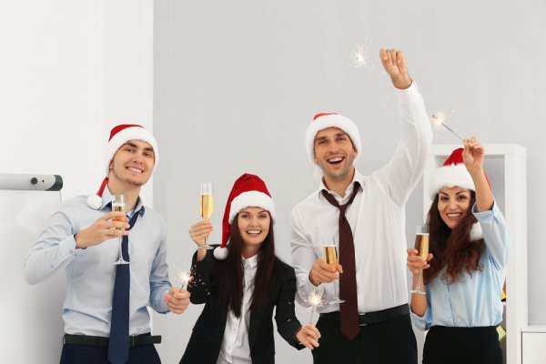 Let the Christmas Spirit Flow at the Workplace! An Inclusive List of 10 Corporate Christmas Gift Ideas for 2019