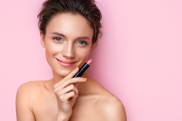Riasan Natural Anti Menor! Inilah 15 Rekomendasi Lipstik Warna Nude Terbaik dan Favorit (2023)