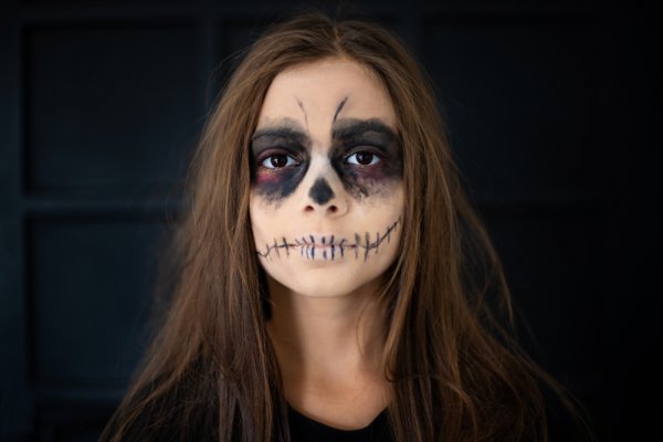 Mau Buat Makeup Look Seram? ini 10 Rekomendasi Make up Produk Terbaik untuk Halloween yang Bisa Anda Coba! (2023)