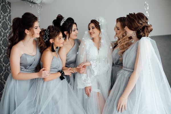 Sedang Mencari Seragam untuk Bridesmaid? Cek 12 Ide Model Baju Bridesmaid yang Hits di Tahun 2023 Ini
