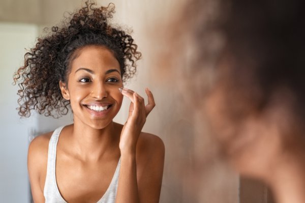 15 Rekomendasi Skincare yang Mengandung Retinol, Ampuh Cegah Tanda Penuaan! (2023)