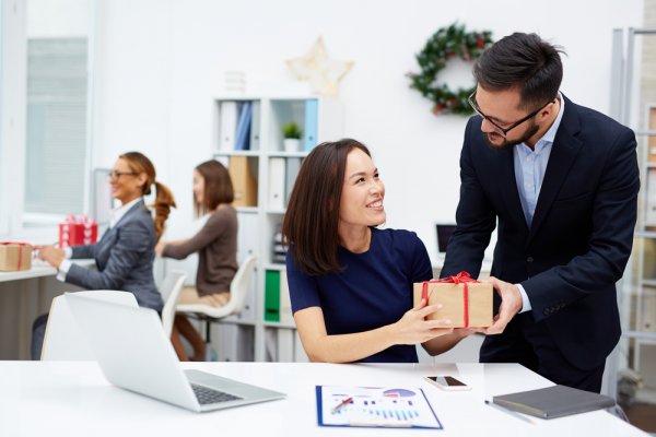 Get the Best Gifts for Businesses to Thank the Companies That Work with You: 10 Outstanding Corporate Gift Ideas for 2019
