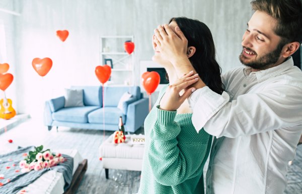 Stressed About Picking the Right Gift for Wife on First Anniversary? Check Our Tips And 10 Amazing Gifts to Make Your Wife Shine on Your 1st Anniversary (2018)