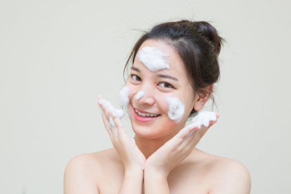 8 Rekomendasi Facial Wash untuk Kulit Sensitif dan Berjerawat, Sudah Coba Produknya? (2023)