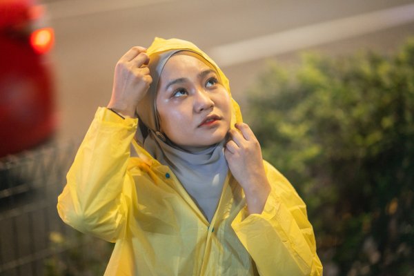10 Pilihan Jas Hujan Setelan Jaket dan Rok Terbaik, Cocok untuk Muslimah yang Sering Berkendara Motor (2023)
