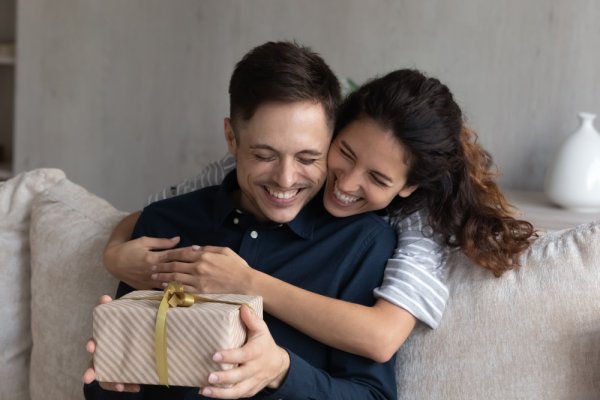 Tunjukkan Rasa Cinta dengan 10 Rekomendasi Kado untuk Pasangan Tercinta (2023)