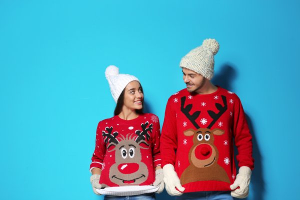 Tampil Kompak dan Serasi Bareng Si Dia dengan 10 Rekomendasi Sweater Couple 2023 Ini