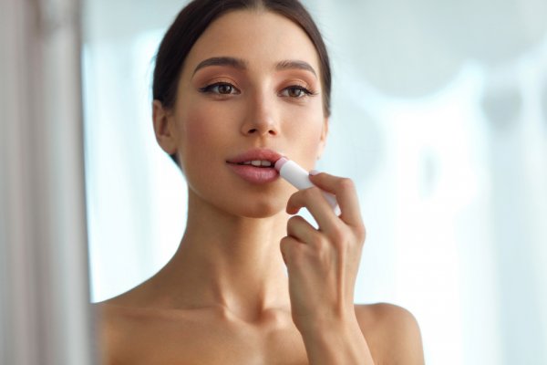 Rawat dan Sehatkan Bibirmu dengan 10 Rekomendasi Lip Balm Terbaik Ini (2023)