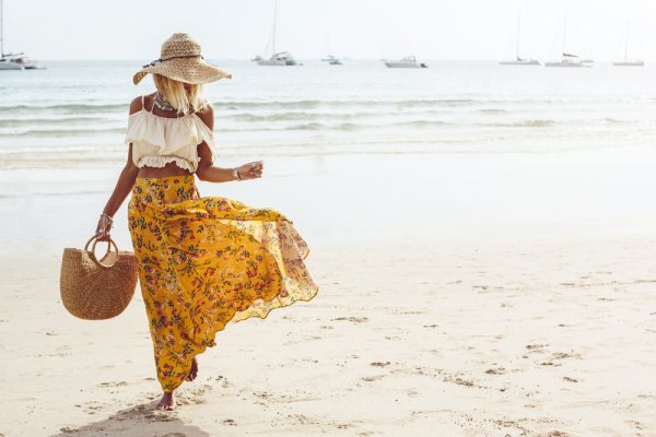 Tetap Stylish Saat Liburan Dengan 10 Outfit ke Pantai 2022 yang Kece Ini!