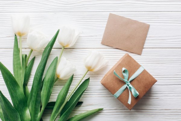Buat Hadiahmu Makin Cantik dengan 15 Rekomendasi Paper Bag Kado yang Ramah Lingkungan! (2023)