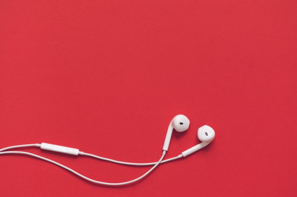 10 Rekomendasi Earphone JBL yang Berkualitas dengan Suara yang Memuaskan Telinga! (2023)