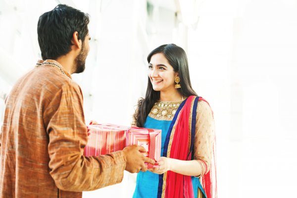 Before You Buy Festive Gifts for Anyone Else, First Shop for Your Wife. 10 Thoughtful Dusshera Gifts for Wife (2019)