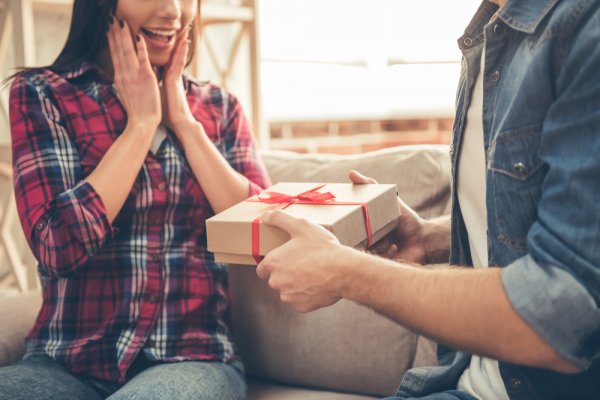 Gợi ý 10 món quà sinh nhật cho bạn gái mới yêu thiết thực để thể hiện sự quan tâm của bạn tới nàng (năm 2021)