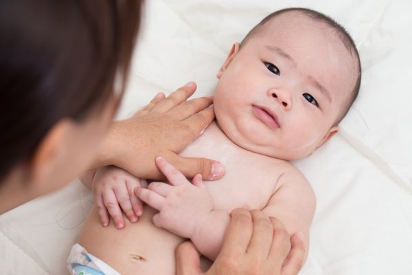 Jangan Asal Pilih, Inilah 30 Rekomendasi Bedak Bayi Pilihan Pakar: Bedak Bayi Padat dan Alternatifnya yang Aman dan Terjamin (2023)