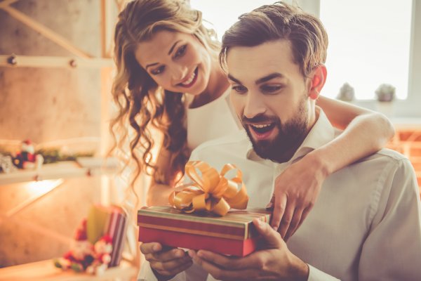 Kejutkan Suami dengan 30 Ide Hadiah Istimewa Untuknya Rekomendasi Pakar Kado! (2023)