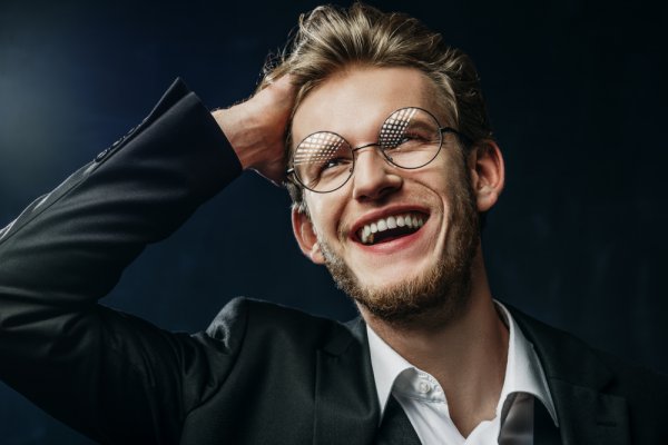 Siapa Bilang Pria Tak Perlu Modis? Ini Rekomendasi Kacamata Frame Bulat Pria Terbaik yang Bikin Pria Tetap Modis! (2023)