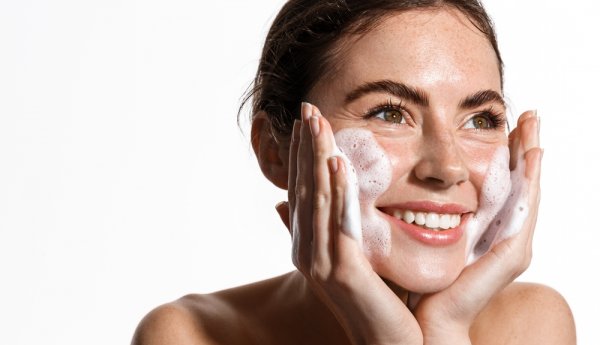 Rahasia Kulit Segar Seharian dengan 15 Rekomendasi Facial Wash Gel, Bersihkan Wajah dengan Efek Pelembap! (2023)