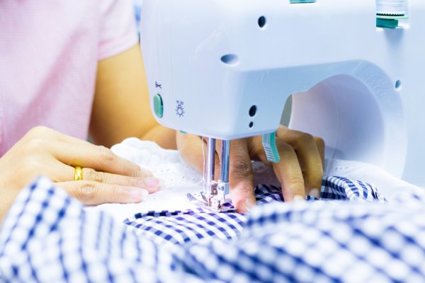 Shopping for a Portable And Powerful Sewing Machine, But Overwhelmed by the Plethora of Available Models and Functionalities? Don’t Worry! Here Are 8 Best Portable Sewing Machine for Beginner (2020)