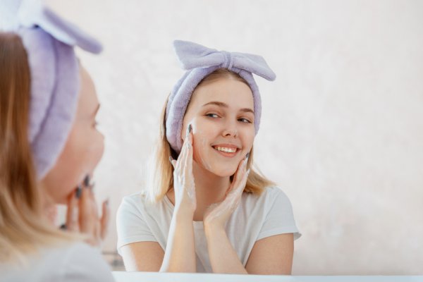 15 Rekomendasi Sabun Muka Clean and Clear untuk Remaja, dan Produk Pendukung Lainnya (2023)