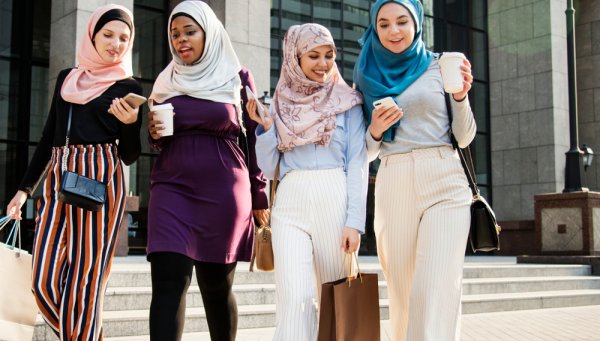 Intip Gaya Santai 4 Selebgram Hijab Ternama dan 10 Rekomendasi Baju Kasual yang Bisa Membuat Tampilanmu Makin Trendi (2023)