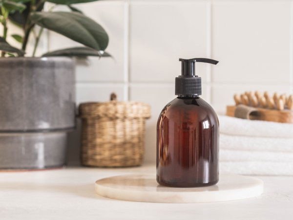 15 Rekomendasi Shampoo Natural Tanpa Bahan Kimia untuk Merawat Rambut Lebih Sehat (2023)