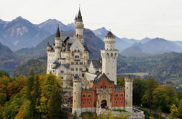 Khám phá những lâu đài nguy nga, tráng lệ đẹp nhất thế giới cùng những bí mật vô cùng thú vị