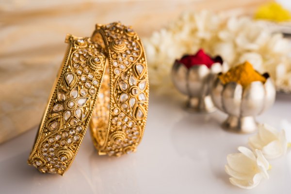 Buying a Jewellery Gift for Wife Made Easy: How to Buy Jewellery, Pretty Baubles to Buy for Her, Gold Jewellery with Price & More