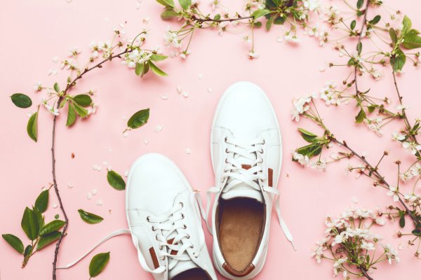 10 Rekomendasi Sepatu Putih Ini Akan Membuat Penampilanmu Lebih "wow". Yuk, Miliki Koleksinya!