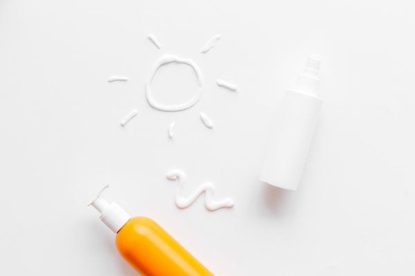 10 Pilihan Sunscreen Kulit Sensitif, Ditinjau dengan Teliti oleh Dokter Ahli untuk Perlindungan Kulit yang Maksimal dan Aman Bagi Kulit! (2024)