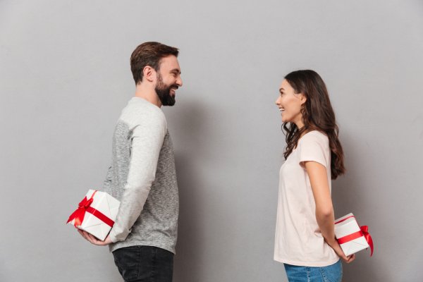 Whether Shopping for a Significant Other or Another Couple, These 10 Gift Ideas on Marriage Anniversary are Sure Shot Winners (2018)