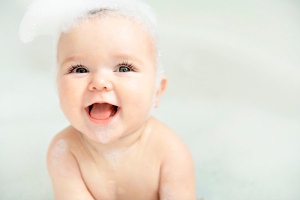 Jaga Kesehatan Kepala si Kecil dengan 10 Rekomendasi Shampoo Penumbuh Rambut Bayi Terbaik (2023)