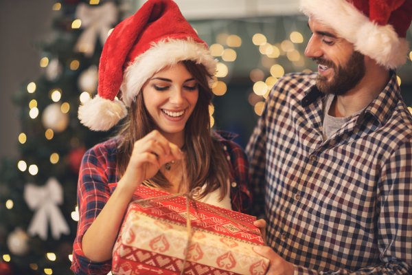 Berikan yang Terbaik, Ini 10 Rekomendasi Hadiah Natal untuk Pacar yang Bisa Membuatnya Tersenyum
