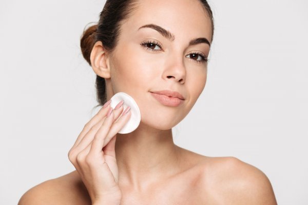 Ladies, Membersihkan Makeup Tidak Cukup Hanya dengan Air! Inilah 10 Rekomendasi Produk Pembersih Makeup yang Ampuh Usir Sisa-sisa Kosmetik
