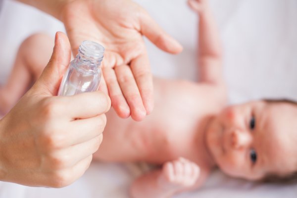 10 Rekomendasi Minyak Telon Bayi yang Menjaga Si Kecil Tetap Hangat (2023)