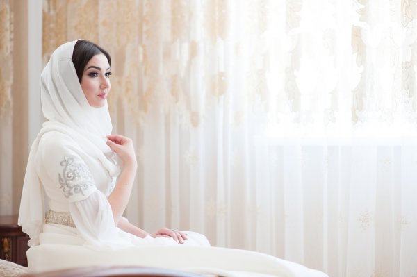 Tampil Bersih Dan Elegan Dengan 10 Rekomendasi Baju Muslim Putih Untuk Pria Dan Wanita