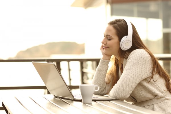 30 Rekomendasi Headphone Bluetooth Murah dan Berkualitas untuk Laptop dan Komputer dari para Ahli (2023)