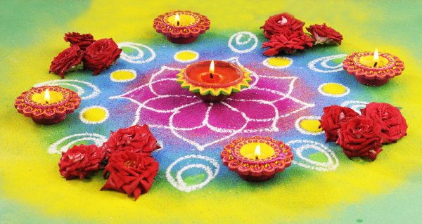 This Diwali Let Your Inventive Juices Flow and Design a Memorable Rangoli with Diyas. 10 Amazing Diwali Rangoli with Diyas to Design Entrance of Your Home (2020)
