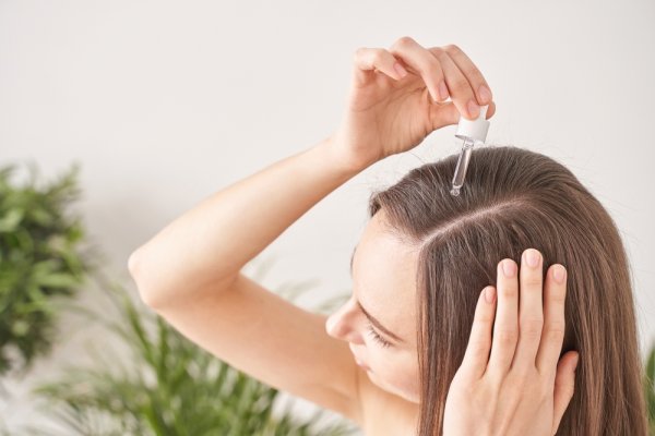 Dapatkan Rambut Sehat dan Lebat dengan 15 Rekomendasi Serum Rambut Rontok Ini (2023)