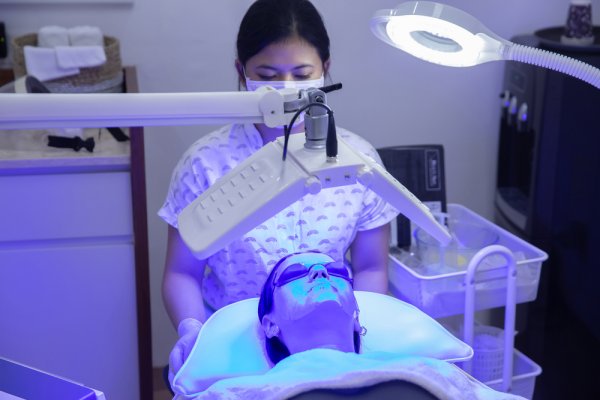 Rekomendasi 10 Tempat Perawatan Bio Acne Light Therapy di Bali (2023)