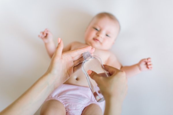 10 Rekomendasi Baby Oil Terbaik agar Kulit Bayi Lembut dan Sehat (2023)
