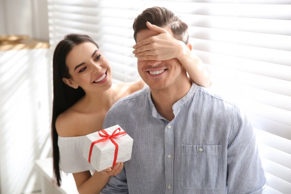 Gợi ý 10 món quà thiết thực nhất giúp bạn trả lời câu hỏi "Có nên tặng quà cho bạn trai mới quen?" (năm 2022)