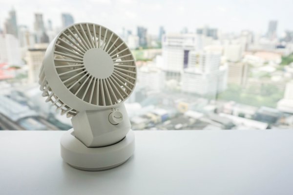 Are You a Frequent Traveller or Are Looking to Have a Backup Plan to Deal with Harsh Summers? 9 Best Rechargeable Table Fans That Makes It an Ideal Choice for Your Different Purposes (2021)