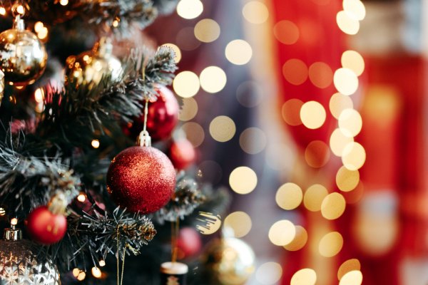 Tips Membeli Pohon Natal dan 10 Rekomendasi Perlengkapan Dekorasi Pohon Natal untuk Momen Sempurna (2023)