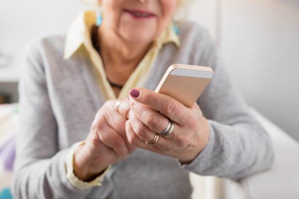 Daftar 10 Pilihan Handphone untuk Orang Tua yang Mudah Digunakan