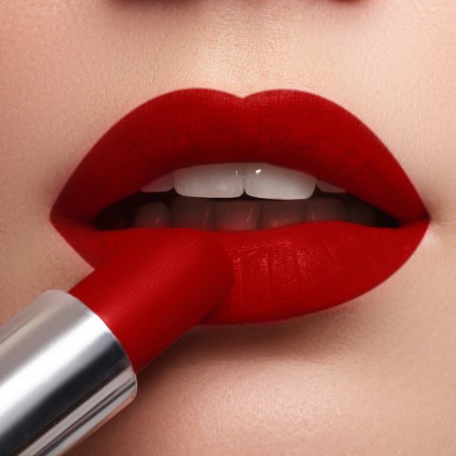 Tips Memilih Warna Lipstik untuk Bibir Hitam dan 12 Lipstik untuk Bibir Hitam dari Brand Ternama yang Wajib Dicoba